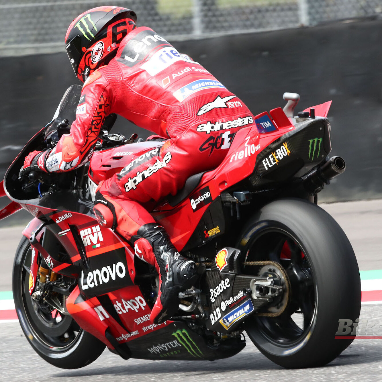Pecco Bagnaia Lucha sin Éxito en el GP de Italia, Marc Márquez Triunfa
